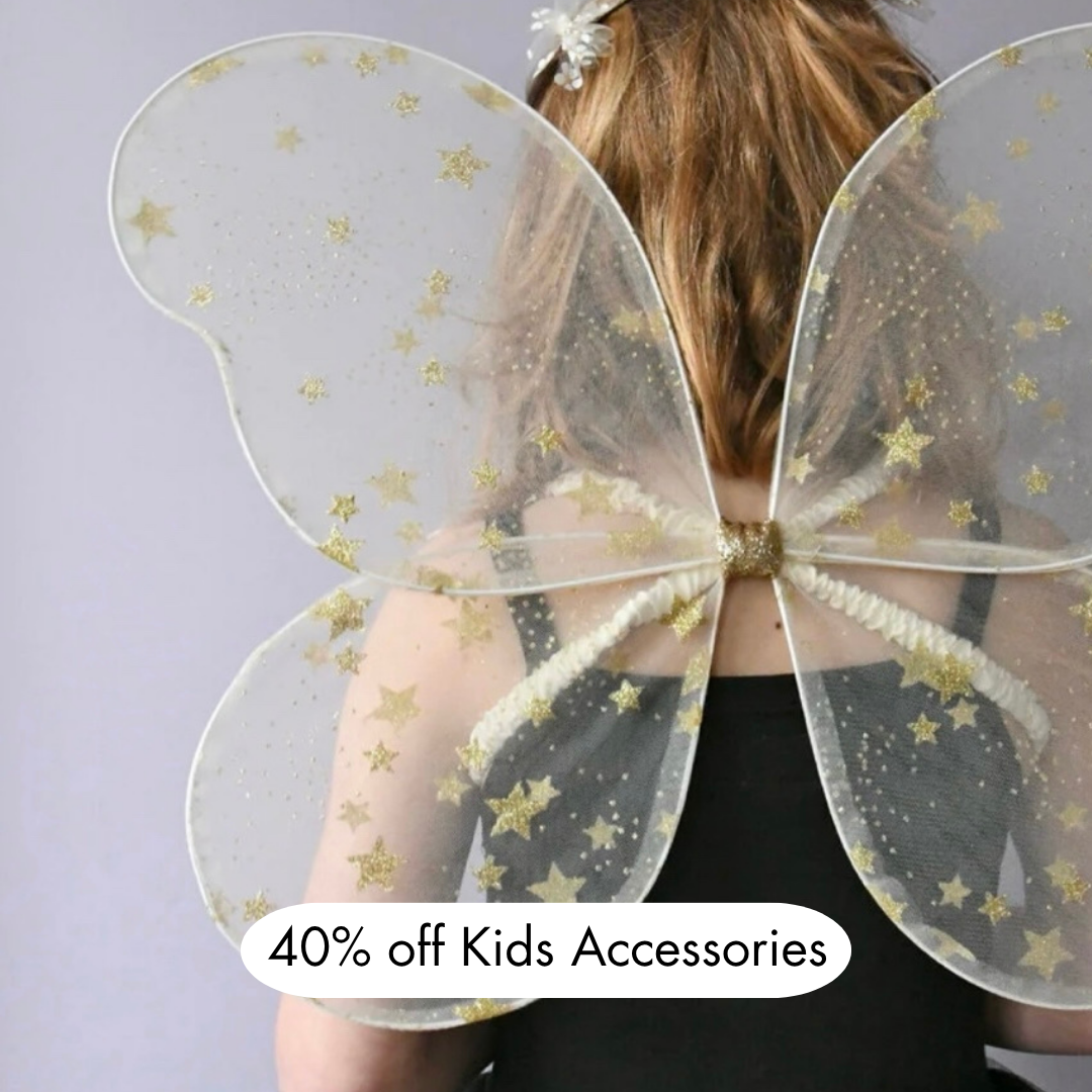 Kid with bum bag and hat