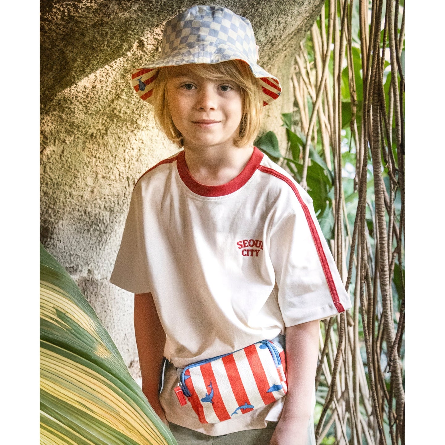 Kid with bum bag and hat